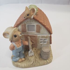 Adorable Vintage 80s Enesco Country Mouse Barn Porcelain Trinket Box 4"